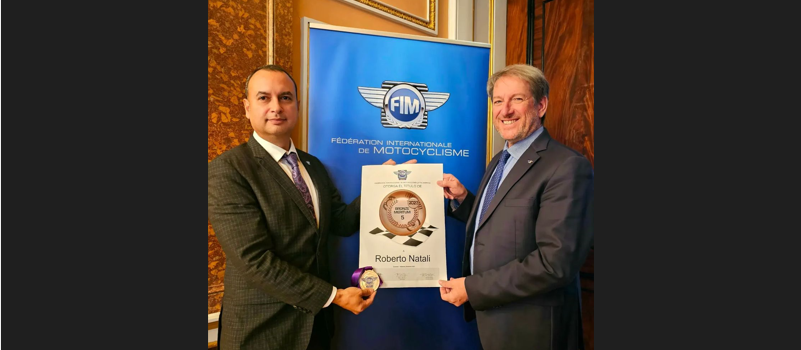 Presidente de FIM Latín América hace entrega del Bronze Meritum de Mototurismo